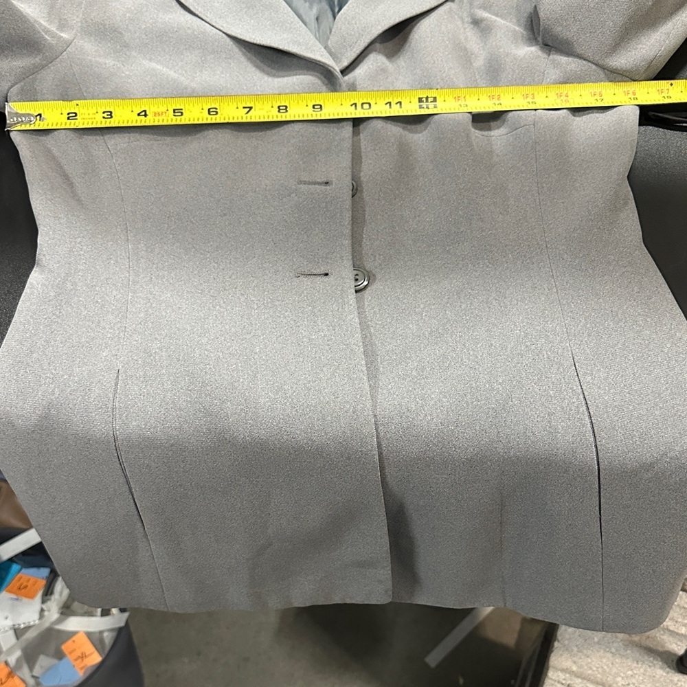 Larry Levine women’s Gray Long Taylored Blazer with decorative buttons size 6 - Picture 8 of 8